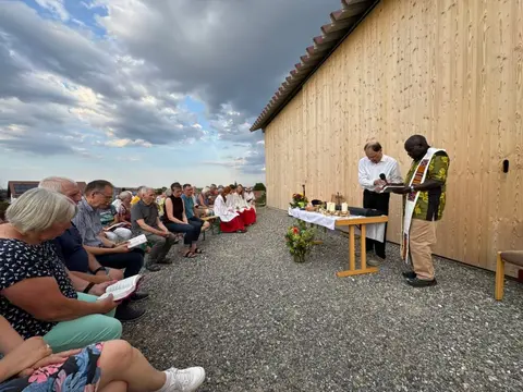 Feldgottesdienst mit Kräuterweihe und afrikanischem Flair